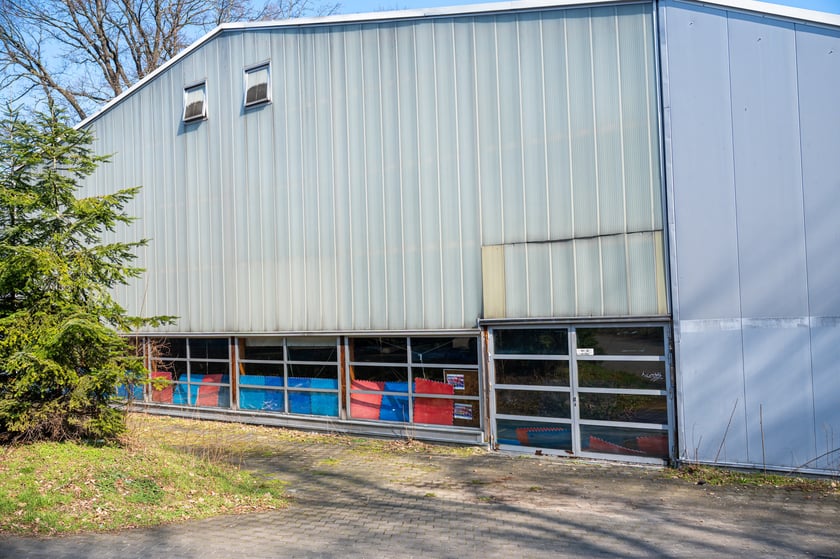 Hala sportowa na Kozanowie, w jej miejscu inwestor zaplanował budowę mieszkań